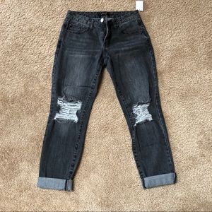 NWT. Refuge black distressed jeans